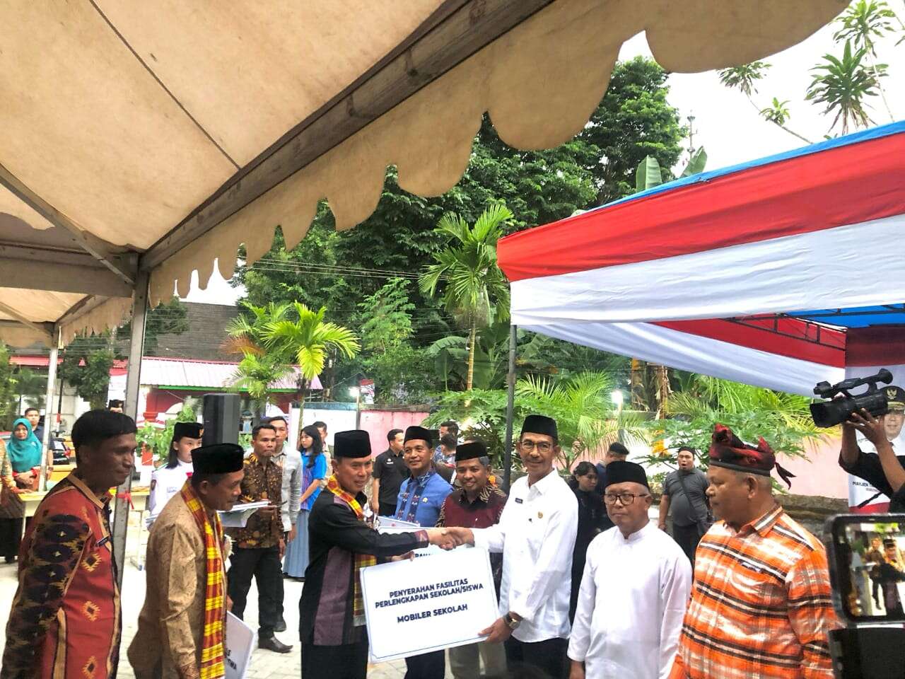 Penyerahan Fasilitas Perlengkapan Sekolah/Siswa